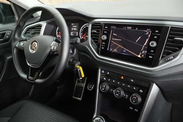 Volkswagen T-Roc (2021) thumbnail 3