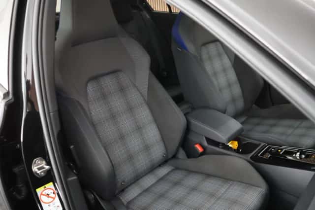 Volkswagen Golf (2025) thumbnail 2
