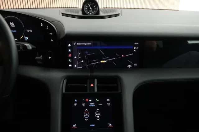 Porsche Taycan (2021) thumbnail 3