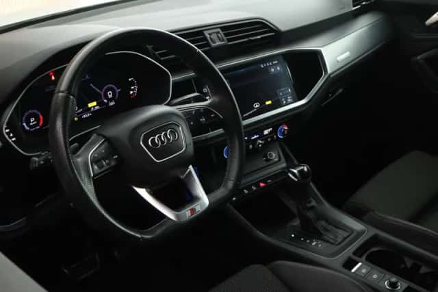Audi Q3 (2021) thumbnail 3