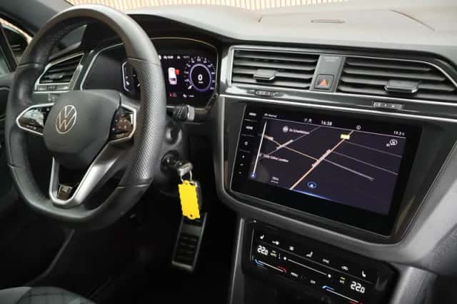 Volkswagen Tiguan (2021) thumbnail 3