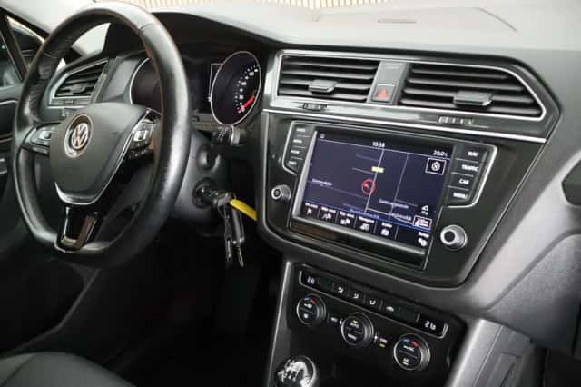 Volkswagen Tiguan (2017) thumbnail 3