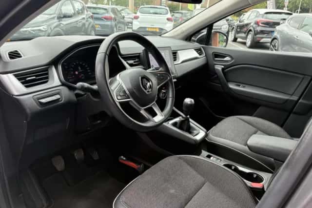 Renault Captur (2022) thumbnail 2
