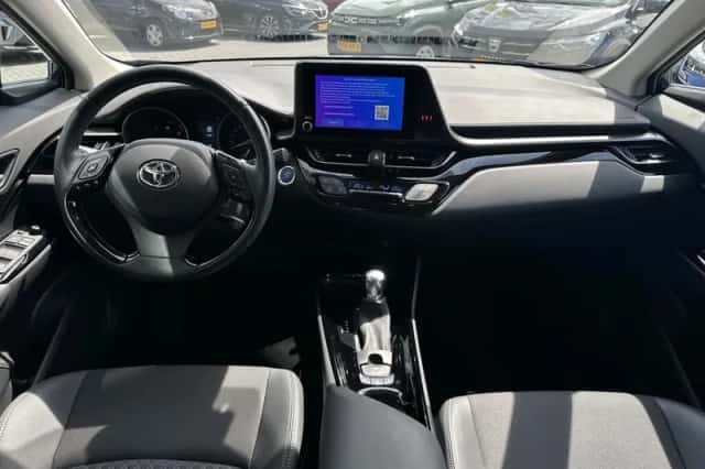 Toyota C-HR (2023) thumbnail 2