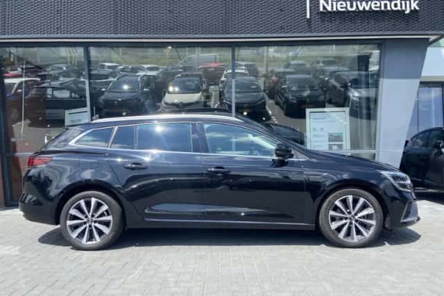 Renault Mégane E-Tech (2022) thumbnail 4