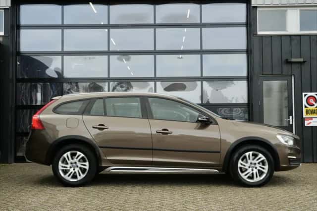 Volvo V60 Cross Country (2017) thumbnail 4