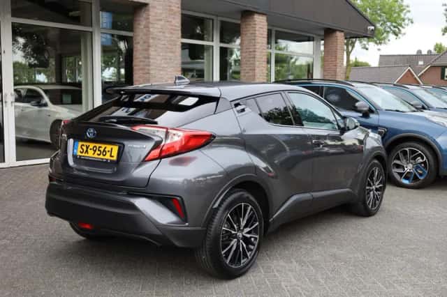 Toyota C-HR (2018) thumbnail 2