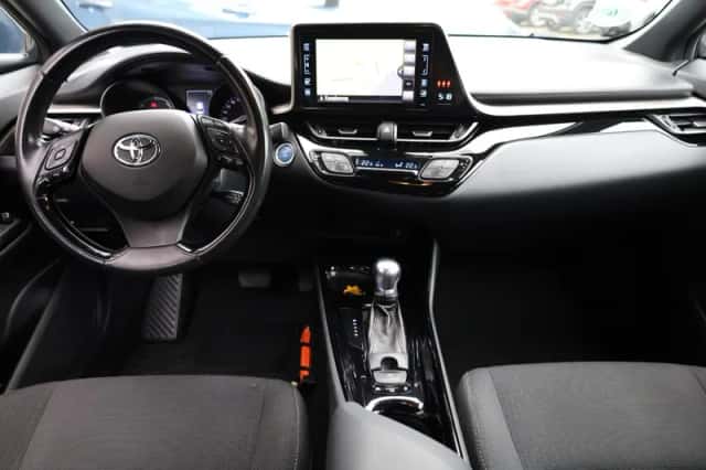 Toyota C-HR (2018) thumbnail 4