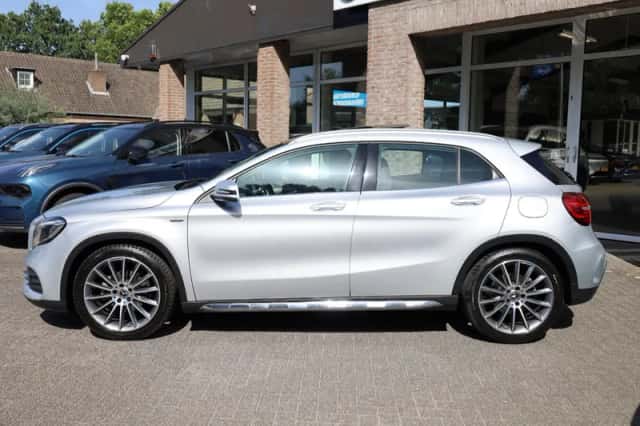 Mercedes-Benz GLA (2018) thumbnail 2