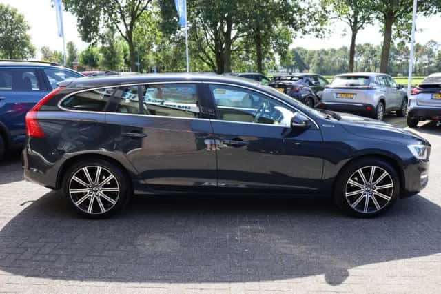 Volvo V60 (2015) thumbnail 3