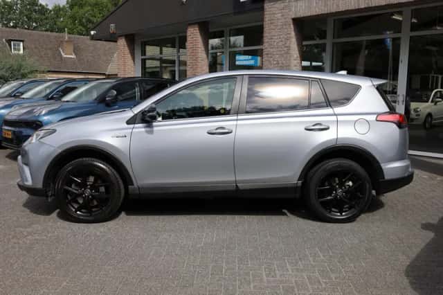 Toyota RAV4 (2018) thumbnail 2