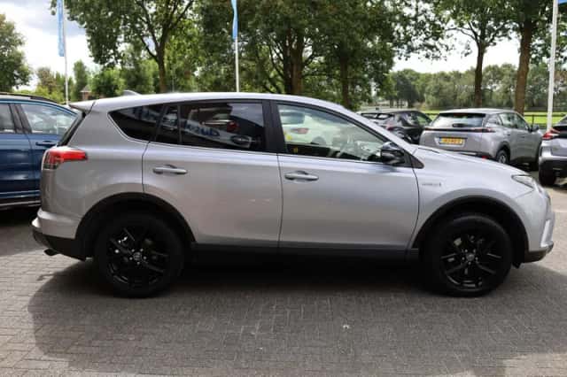 Toyota RAV4 (2018) thumbnail 3