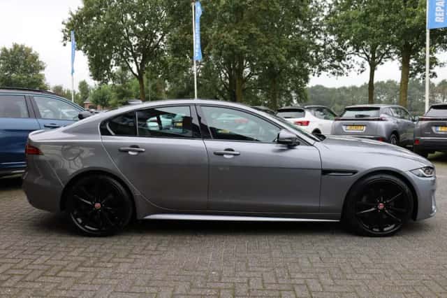 Jaguar XE (2019) thumbnail 3