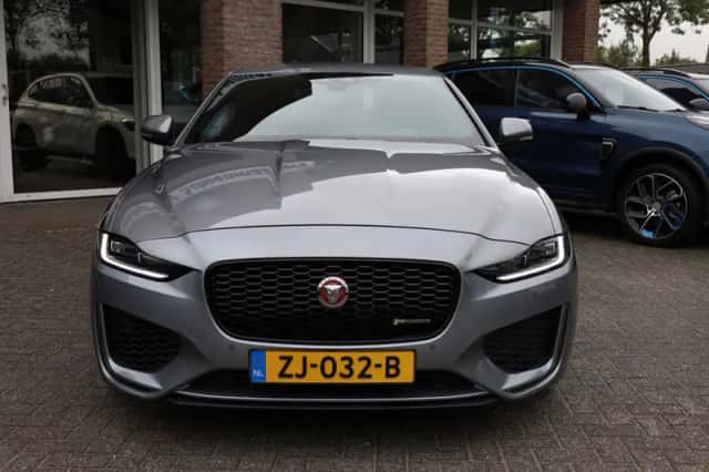 Jaguar XE (2019) thumbnail 5