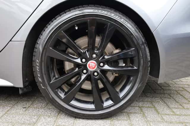 Jaguar XE (2019) thumbnail 6