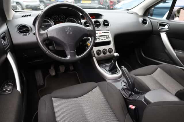 Peugeot 308 (2010) thumbnail 6