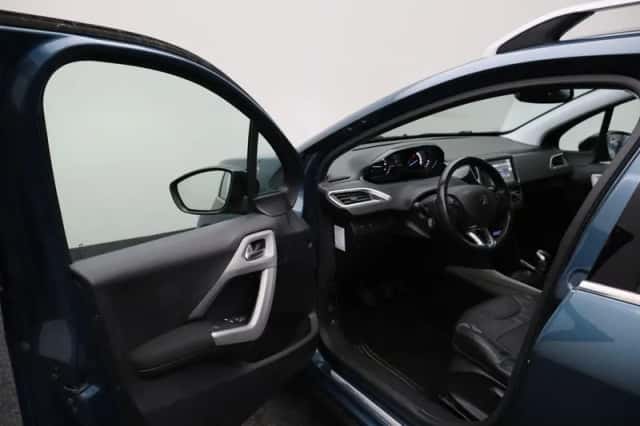 Peugeot 2008 (2015) thumbnail 4