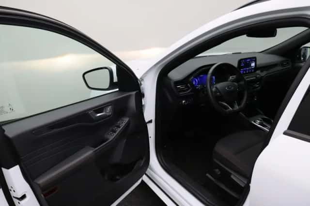 Ford Kuga (2022) thumbnail 2