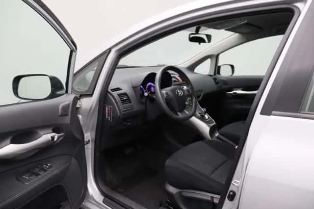 Toyota Auris (2012) thumbnail 2