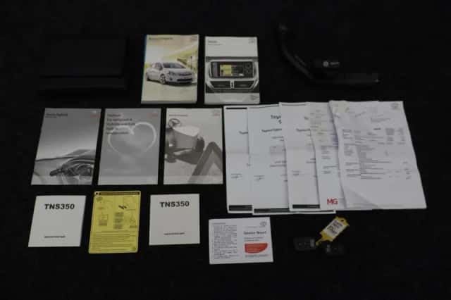 Toyota Auris (2012) thumbnail 3