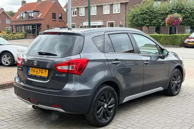 Suzuki S-Cross (2017) thumbnail 5
