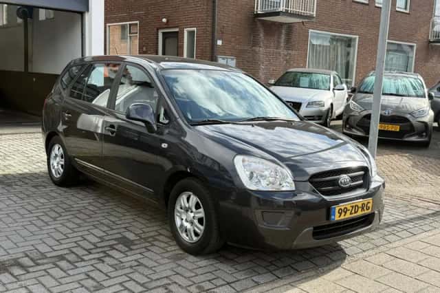 Kia Carens (2008) thumbnail 3