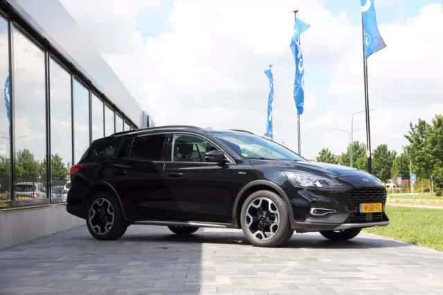 Ford Focus (2021) thumbnail 3