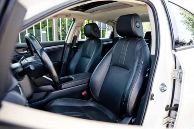 Honda Civic (2018) thumbnail 3