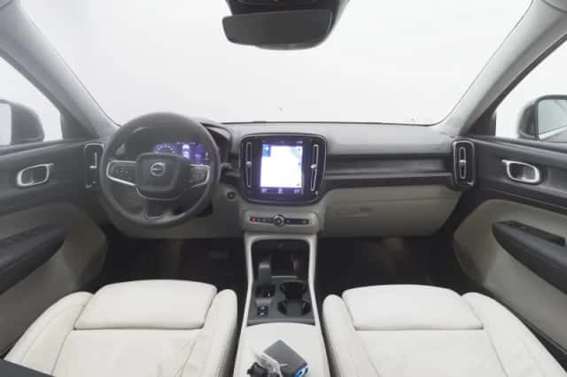 Volvo XC40 (2023) thumbnail 3