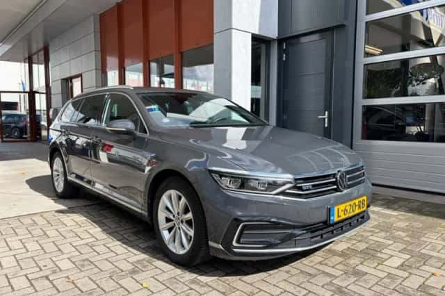 Volkswagen Passat (2021) thumbnail 1