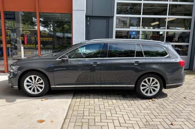 Volkswagen Passat (2021) thumbnail 3