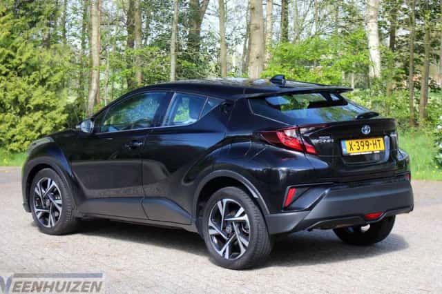 Toyota C-HR (2023) thumbnail 2