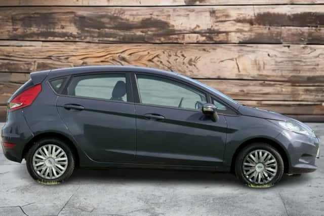 Ford Fiesta (2011) thumbnail 6