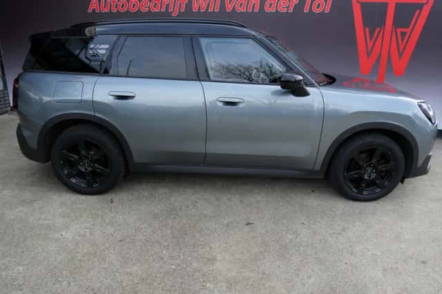 Land Rover Range Rover Velar (2023) thumbnail 2