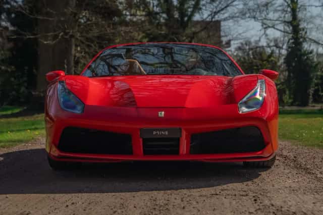 Ferrari 488 (2018) thumbnail 2