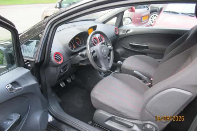 Opel Corsa (2012) thumbnail 2
