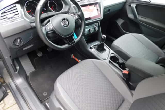 Volkswagen Tiguan (2019) thumbnail 2