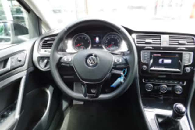 Volkswagen Golf (2015) thumbnail 3