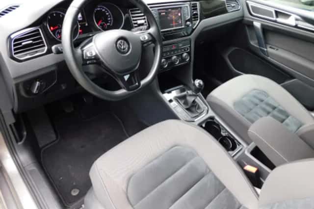 Volkswagen Golf (2016) thumbnail 2