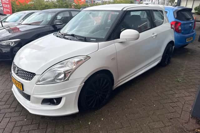 Suzuki Swift (2011) thumbnail 2