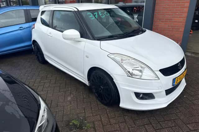 Suzuki Swift (2011) thumbnail 5