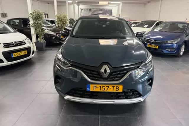 Renault Captur (2022) thumbnail 2