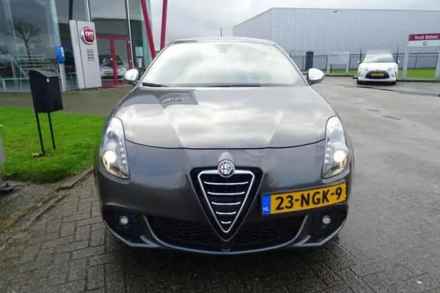 Alfa Romeo Giulietta (2010) thumbnail 4
