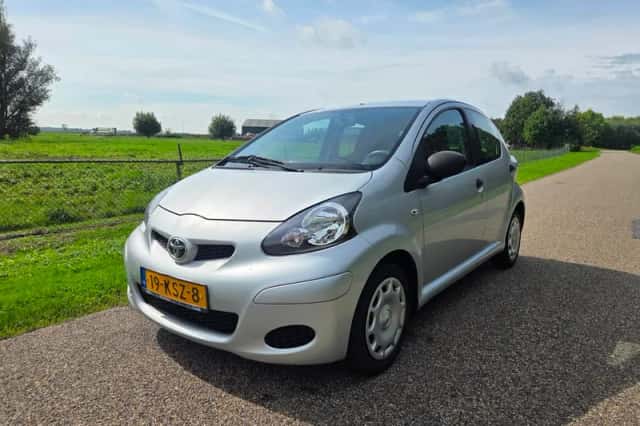 Toyota Aygo (2010) thumbnail 2