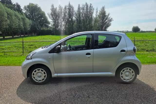 Toyota Aygo (2010) thumbnail 3
