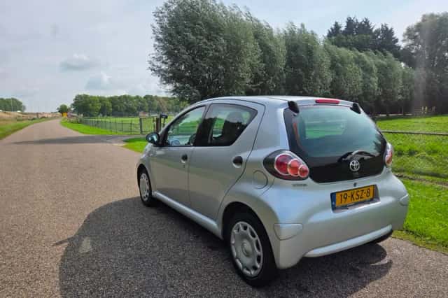 Toyota Aygo (2010) thumbnail 4