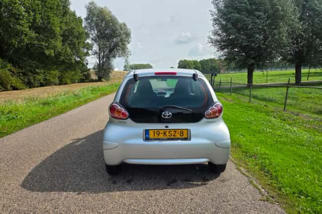 Toyota Aygo (2010) thumbnail 5
