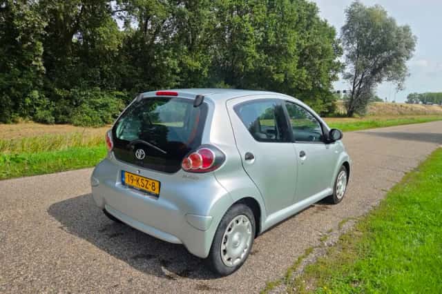 Toyota Aygo (2010) thumbnail 6