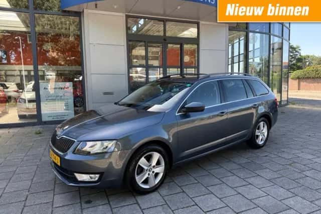 Škoda Octavia (2015) thumbnail 1