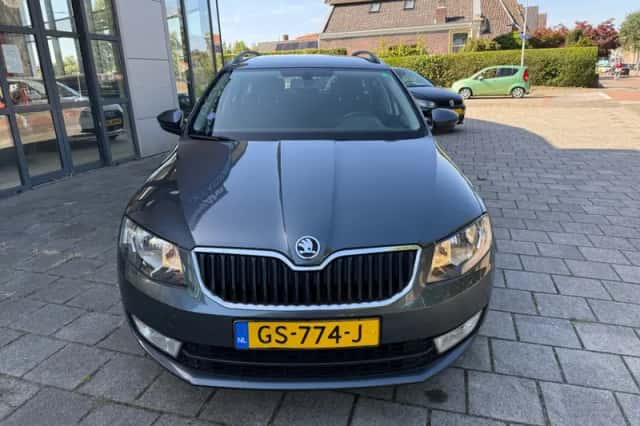 Škoda Octavia (2015) thumbnail 2